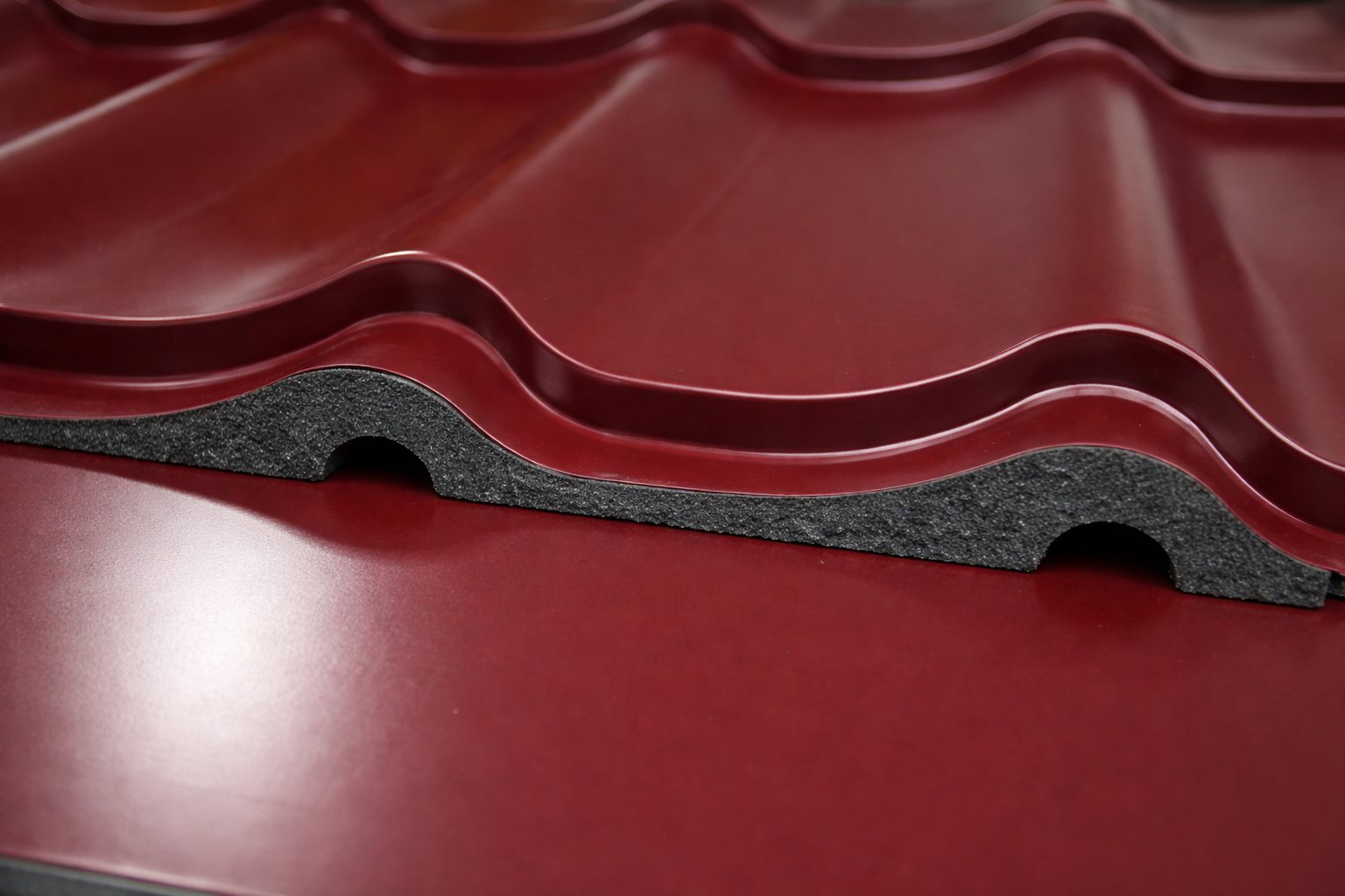 Уплотнитель в примыкании кровли к стене